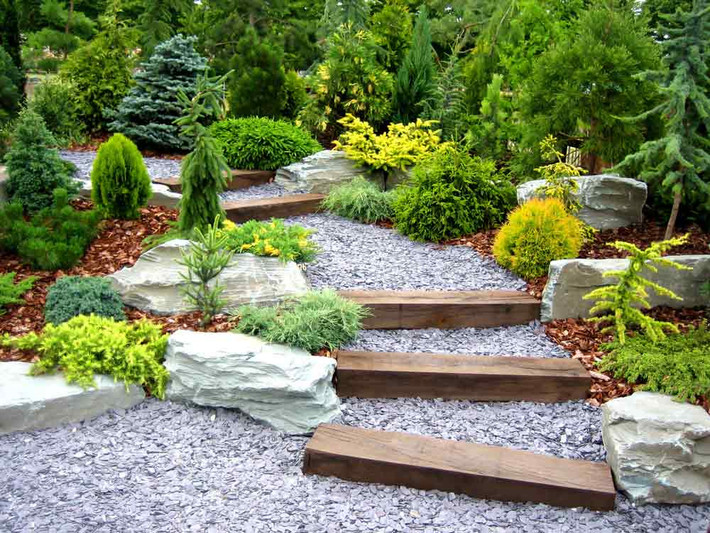 Thiết kế bậc tam cấp giúp lối đi trong vườn thêm mềm mại, tạo cảm giác sang trọng nhưng vẫn rất hòa hợp với khung cảnh thiên nhiên xung quanh. Ảnh: Trongthuycanhviet.