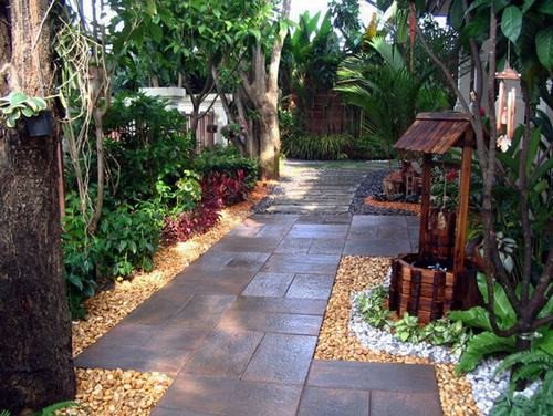 Những viên sỏi nhỏ xinh được rải hai bên lối đi cũng là một ý tưởng phổ biến.Ảnh: Thietkesanvuon.