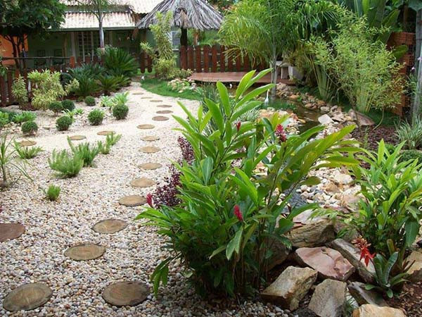 Đơn giản hơn cả, bạn có thể rải sỏi dọc lối đi cho khu vườn. Ảnh: Yeutrongcay.