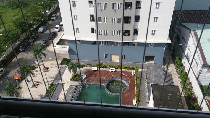 Giếng trời tầng 2 được lợp tôn để xây dựng phòng cho tầng trệt không đúng theo giấy phép. Ảnh: Facebook.