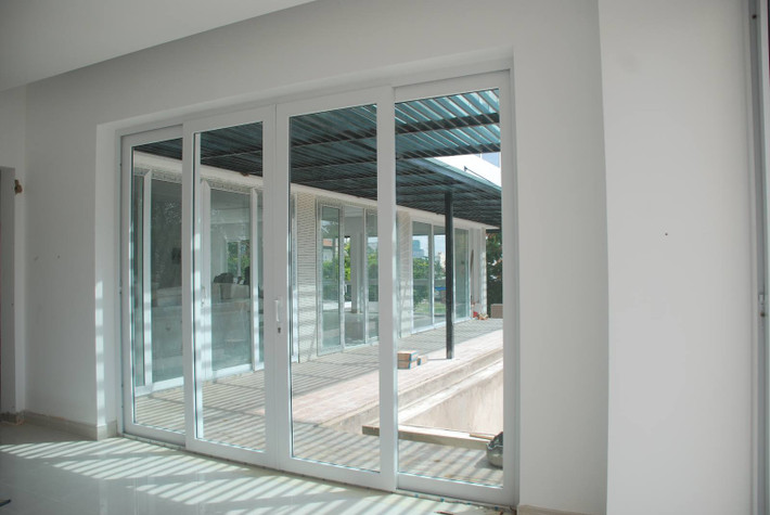 Cửa trượt có 2 dạng thiết kế: cửa trượt có khung trượt bên ngoài và cửa trượt âm tường, khi mở được giấu vào bên trong các bức vách. Ảnh: Cuanhomhe.