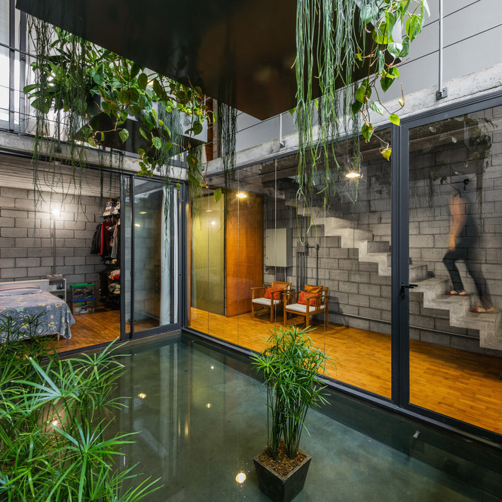 Mipibu House có tới hai khoảng sân nhỏ bên trong với tường gạch và phòng bao quanh.