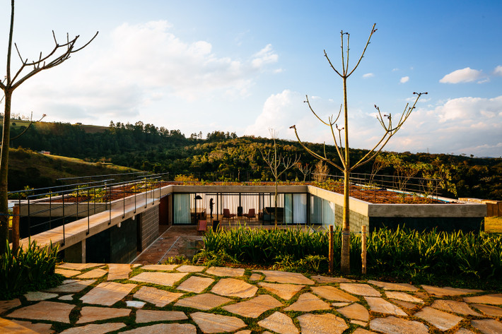 Ngôi nhà hình chữ U với diện tích 200m2 này có tên là House João de Barro, tọa lạc tại Brazil.