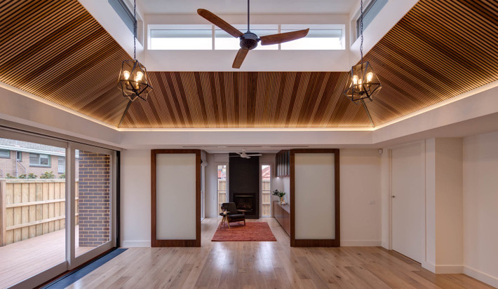 Mặt tiền của ngôi nhà sử dụng gạch clinker cao cấp trong khi mái ngói và cả ống khói của Clerestory House cũng được sửa chữa và tân trang.