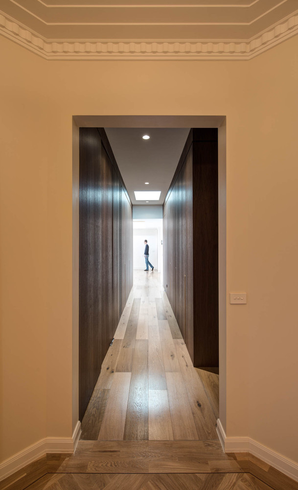 Hành lang của Clerestory House sử dụng chất liệu gỗ óc chó.