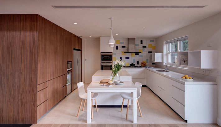Với diện tích khá lớn hơn 200 m2, Clerestory House đủ rộng để có thể làm nơi tổ chức những buổi tụ họp của cả gia đình.