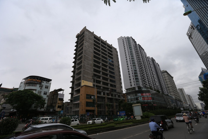 Tối 27/9/2018, một dự án gây chết người khiến dư luận sửng sốt. Đó là dự án Trung tâm thương mại và văn phòng cho thuê (lô 4.6NO đường Lê Văn Lương) đã bị rơi thanh sắt khiến 1 người tử vong và 1 người bị thương. Ảnh: Vietnamnet.