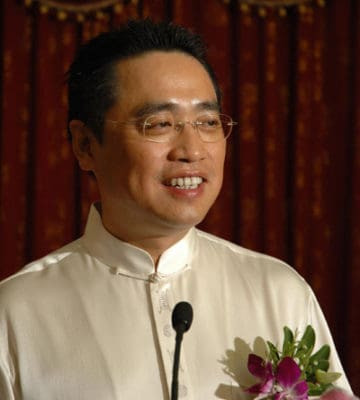 Bên cạnh công việc chính ở tập đoàn HNA, Wang Jian còn giảng dạy bán thời gian tại trường cũ nơi ông theo học - Đại học Hàng không dân dụng Trung Quốc. Ảnh: Mingtiandi.