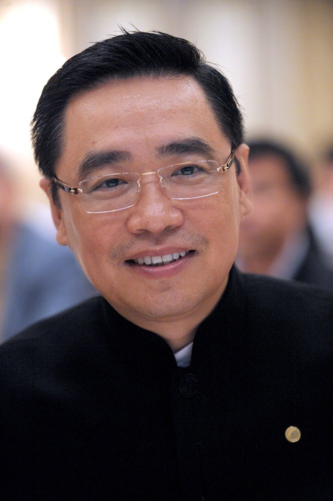 Sau khi ra trường, ông làm việc tại Cục Hàng không Dân dụng Trung Quốc. Ảnh: Twimg.