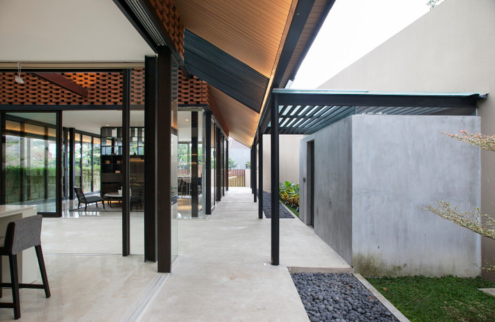 Việc sử dụng toàn bộ kính làm tường giúp không gian bên trong và bên ngoài nhà được kết nối với nhau.