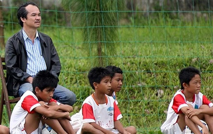 Nói đến doanh nhân Việt mê bóng đá, không thể không nói đến ông Đoàn Nguyên Đức – Chủ tịch Tập đoàn Hoàng Anh Gia Lai. Là người thành lập học viện bóng đá Hoàng Anh Gia Lại, "bầu" Đức dành nhiều công sức, tiền của để góp phần đào tạo lứa cầu thủ trẻ tuổi theo mô hình của học viện Cầu thủ trẻ Arsenal. Ảnh: Tiền Phong.