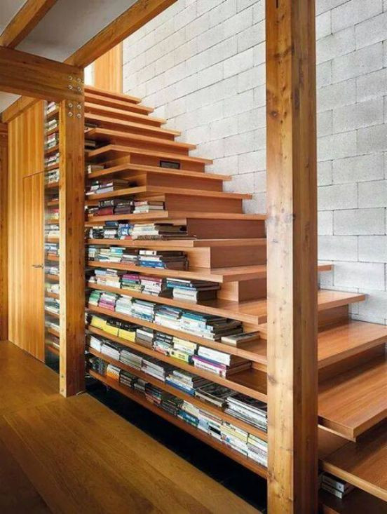 Cầu thang kết hợp giá sách như thế này quả là một sáng kiến độc đáo nhằm tiết kiệm không gian trong ngôi nhà. Ảnh bannhabinhduong.