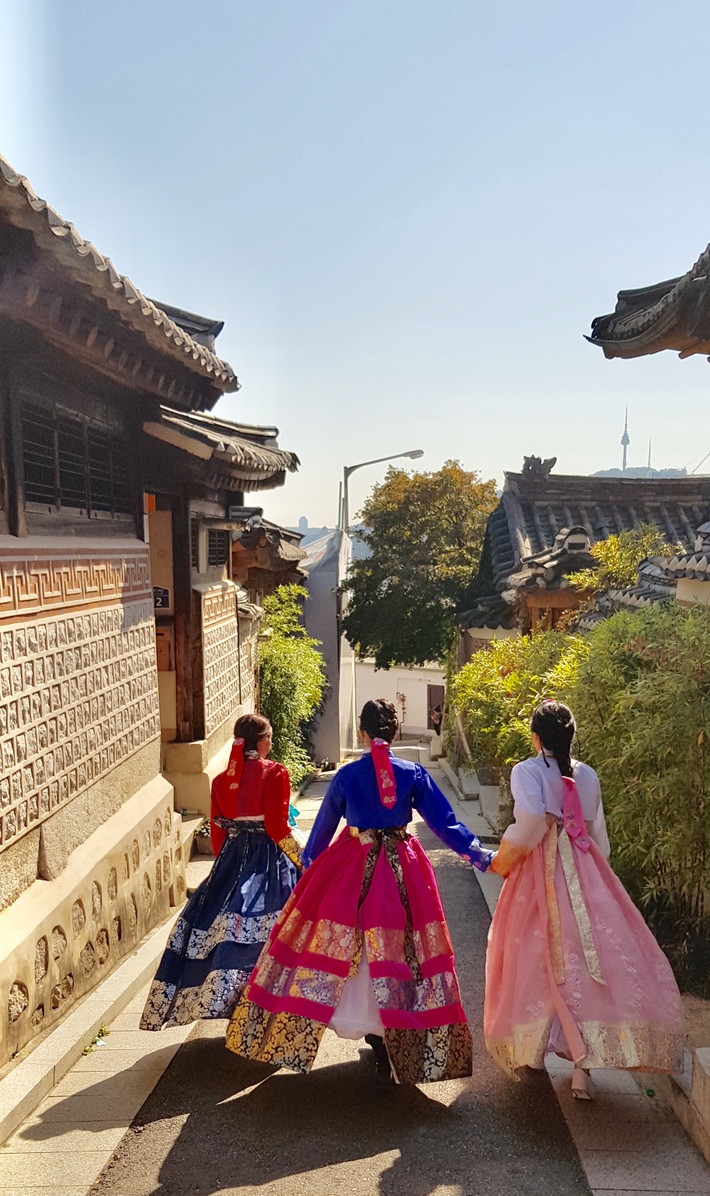 Trang phục Hanbok luôn là sự lựa chọn của các bạn gái, để lưu lại những bức hình đặt biệt tại xử sở Kim Chi. Ảnh: Phương Ngân Trịnh