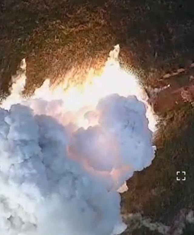 Theo đoạn video do Bộ Quốc phòng Nga công bố, quân đội Nga đã sử dụng UAV tự sát Lancet để thực hiện một cuộc tấn công chính xác vào một tổ hợp phương tiện phóng hệ thống phòng không S-300 của Ukraine, làm nổ tung hệ thống phòng không S-300 của quân đội Ukraine.