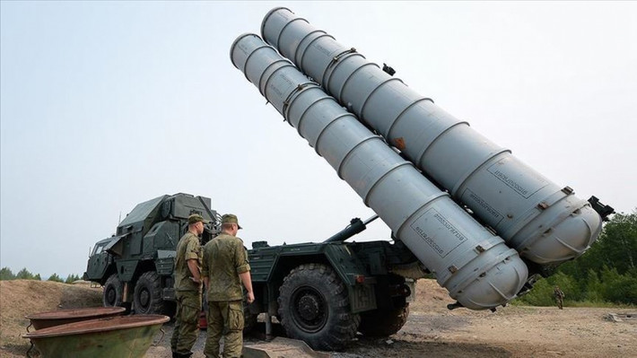 Nhưng không chỉ quân đội Nga được trang bị tên lửa phòng không S-300 mà quân đội Ukraine cũng có tên lửa phòng không S-300; ngoài ra từ thời Liên Xô, còn viện trợ một số hệ thống phòng không S-300 cho Tiệp Khắc (nay tách thành Sec và Slovakia), và nay Slovakia lại viện trợ cho Ukraine.