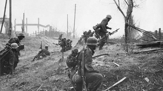 Ví dụ, năm 1943, do quân đội Đức bị thương vong nặng nề ở hai mặt trận phía đông và phía tây, Đức Quốc xã đã phải điều một số lượng lớn “Đoàn Thanh niên Hitler” ra mặt trận.