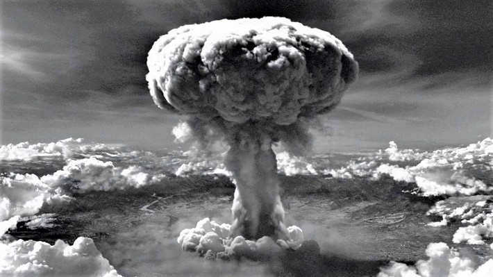 Nhưng khi hai quả bom nguyên tử mà Không quân Mỹ thả xuống hai thành phố Hiroshima và Nagasaki của Nhật Bản, cũng chứng minh đầy đủ rằng, vũ khí hủy diệt hàng loạt, giúp thúc đẩy nhanh kết thúc chiến tranh.