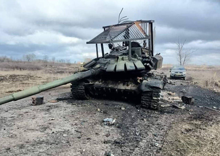 Nhưng tiếc thay, phương pháp cải tiến này ít có tác dụng đối với chiến trường Ukraine, trong đợt tác chiến đầu tiên của quân đội Nga, khá nhiều xe tăng Nga được trang bị loại “ô bảo vệ” này, vẫn bị tiêu diệt trực tiếp bởi các loại tên lửa chống tăng như Javelin.