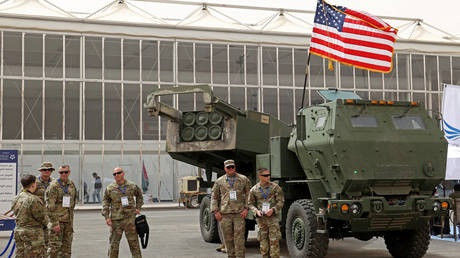 Nhưng điểm yếu của Ukraine là tên lửa HIMARS hiện chỉ có Mỹ sản xuất được và không có cách nào để sản xuất tại Ukraine. Do vậy chúng phải được vận chuyển từ Mỹ đến Ba Lan, sau đó mới được vận chuyển tới Ukraine bằng đường bộ và việc cất giữ tên lửa HIMARS ở chiến trường Donbass là điều vô cùng khó khăn.