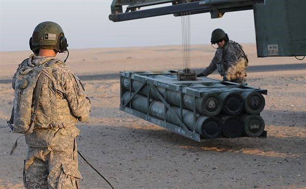 Khi bệ phóng HIMARS nạp đạn, một xe tải đặc biệt được sử dụng để nâng tên lửa ra khỏi kho vũ khí và tiến hành nạp đạn. Trong quá trình này, xe phóng và xe tải đều cơ động, kho vũ khí cố định.