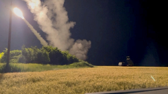Chỉ tính đơn giản, nếu mỗi bệ phóng HIMARS chỉ phóng đạn 2 lần/ngày, thì 8 bệ phóng mà Ukraine hiện có sẽ tiêu thụ 96 quả tên lửa mỗi ngày. Nhưng tên lửa M31 không thể di chuyển cùng với phương tiện phóng HIMARS và chúng được cất giữ ở một vị trí cố định.