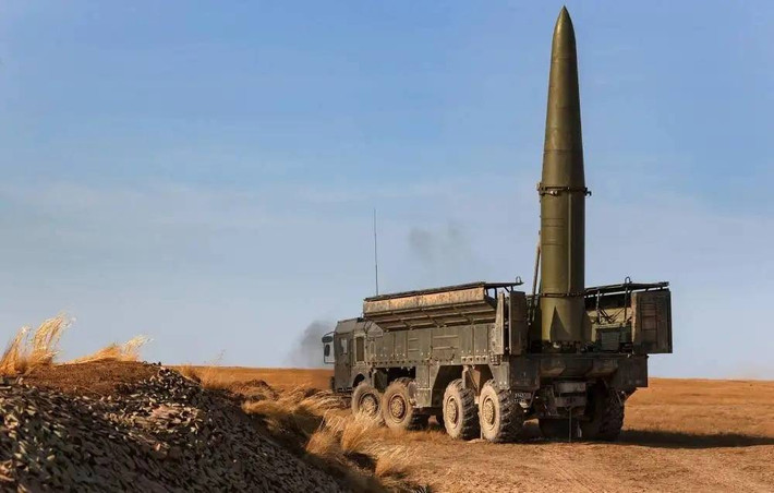 Vậy quân đội Nga có biện pháp nào có thể kiềm chế tên lửa HIMARS? Về phương pháp truyền thống, đó là sử dụng radar để phát hiện quỹ đạo của tên lửa đối phương, định vị trận địa phóng của nó; sau đó sử dụng pháo binh, không quân, thậm chí cả tên lửa đạn đạo chiến thuật để tiêu diệt.