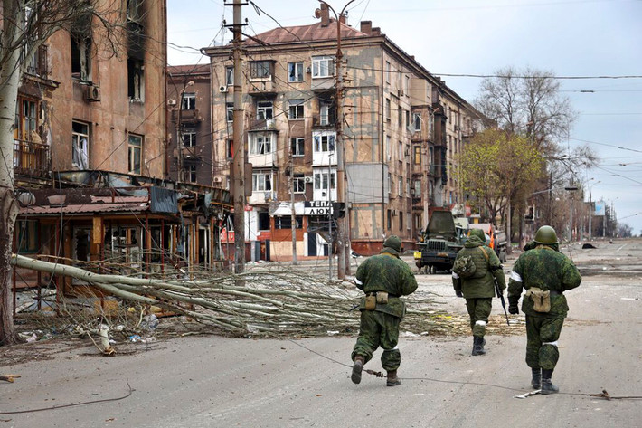 Quân đội Nga hiện chỉ còn một số ít đang ở lại Mariupol, một mặt họ vẫn đang trinh sát, xây dựng kế hoạch đột phá vào khu vực Nhà máy. Một mặt, họ cũng phải nâng cao cảnh giác với quân tiếp viện của Ukraine ở hướng Zaporozhye, cách đó hơn 50 cây số.