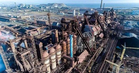 Vậy tại sao Quân đội Nga khó sử dụng bom khoan, đạn pháo và bom nhiệt áp để phá hầm nhà máy thép? Lý do không đơn giản như vậy, do các đường hầm và tầng hầm khác nhau dưới Nhà máy, được xây dựng từ thời Liên Xô rất kiên cố. Hơn nữa, Quân đội Ukraine đã mở rộng và củng cố cho chắc chắn.