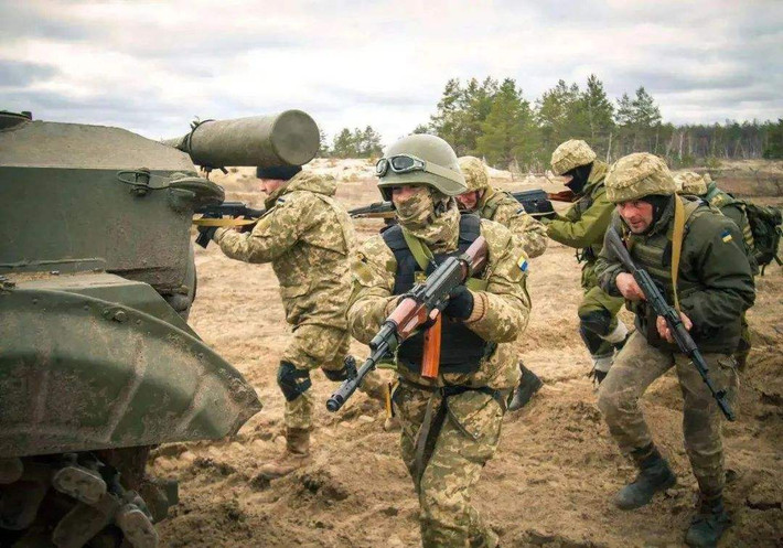 Theo Bộ Quốc phòng Ukraine, trên mặt trận Kherson ở phía nam Ukraine, quân đội Ukraine đã chọc thủng tuyến phòng ngự thứ hai của quân Nga ở làng Duchani, giờ thì tên lửa HIMARS của Ukraine có thể tấn công sân bay Chaplinka bên kia sông Dnepr từ cự ly rất gần bằng đạn pháo thông thường.