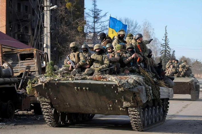 Tại Kherson, quân đội Ukraine đã hình thành thế trận tấn công hai gọng kìm vào quân Nga phòng ngự tại đây; với sự tập trung cao về lực lượng, quân Ukraine tạo ưu thế vượt trội về quân số so với lực lượng Quân đội Nga tại đây.