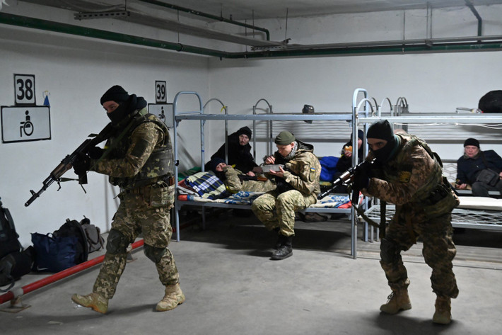 POLITICO cũng chỉ rõ, trong những năm qua, các lực lượng hoạt động đặc biệt của Ukraine đã tiếp tục được đào tạo chuyên sâu với Mỹ và các lực lượng đặc biệt của NATO, đồng thời duy trì hợp tác chặt chẽ với các nước bao gồm Anh và Na Uy.