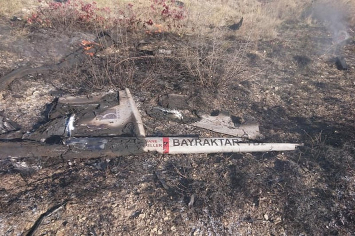Một số lượng đáng kể máy bay không người lái (UAV) Bayraktar TB2, có trong kho vũ khí của Quân đội Ukraine, đã bị quân đội Nga bắn hạ, hoặc bị hỏng do sử dụng không đúng cách. Tờ Gazeta.Ru của Nga, đã tìm ra lý do tại sao UAV TB2 hoạt động kém hiệu quả, trong chiến dịch đặc biệt của Nga ở Ukraine.