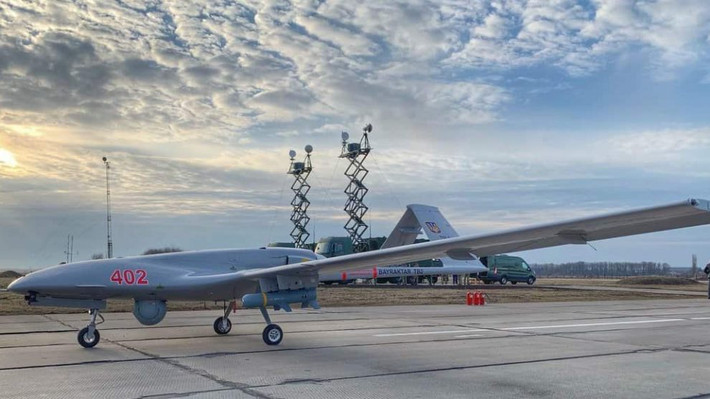 Năm 2020, Thổ Nhĩ Kỳ đã đồng ý chuyển giao công nghệ sản xuất UAV TB2 cho phía Ukraine; ngoài ra, Mỹ và Canada cung cấp thiết bị điện tử. Nhà chức trách Kiev thông báo, việc sản xuất UAV TB2 sẽ bắt đầu từ tháng 12/2021, nhưng không có thêm thông tin chi tiết.
