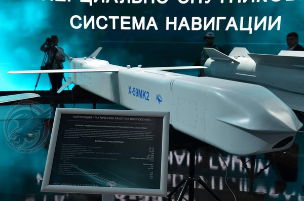 Su-57 có thể mang nhiều loại bom dẫn đường chính xác để tấn công đối phương; và từ đoạn video liên quan do Nga công bố, có thể thấy Su-57 có thể mang tên lửa không đối đất Kh59M2 để tấn công các mục tiêu mặt đất.