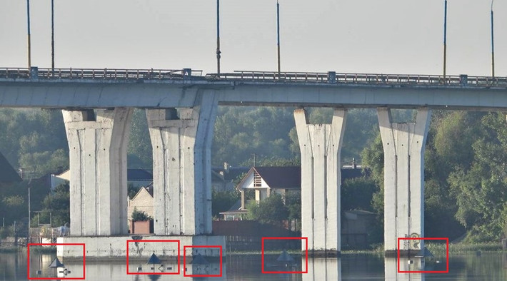 Do đó, mục đích của các bộ phản xạ radar này (hoặc các vật thể kim loại), đôi khi được gọi là bộ phản xạ góc, để đánh lừa các tên lửa dẫn đường bằng radar đang nhằm tấn công cây cầu. Các vật phản xạ, có thể đưa ra một "mục tiêu ảo" hấp dẫn hơn, hoặc khiến việc ngắm mục tiêu chính của radar tên lửa trở nên khó khăn hơn.