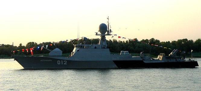 Vào tháng 2/2005, chiếc đầu tiên của lớp khinh hạm này là chiếc "Astrakhan", chính thức được khởi công đóng tại thành phố St.Petersburg; sau hơn một năm thi công, nó bắt đầu được đưa vào biên chế Hạm đội Caspi.