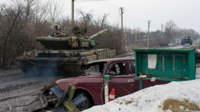 Liên tiếp những ngày sau, quân đội Ukraina đã phát động các cuộc tấn công nhằm giành lại quyền kiểm soát sân bay. Vào ngày 15/1/2015, cờ của nước cộng hòa tự xưng Donetsk (DPR) tung bay tại nhà ga sân bay, dân quân thân Nga tuyên bố rằng, họ kiểm soát 95% sân bay và chỉ còn lại một nhóm nhỏ binh sĩ quân đội Ukraine.