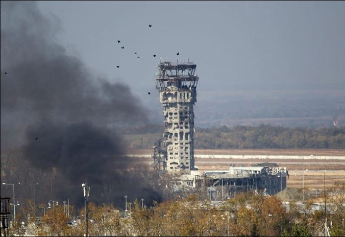 Vào ngày 26/5/2014, các nhóm dân quân Donetsk thân Nga đã đột kích và giành quyền kiểm soát sân bay Donetsk, ngay sau khi ông Petro Poroshenko, giành chiến thắng trong cuộc bầu cử tổng thống Ukraine năm 2014.