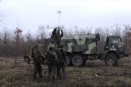 Thực hiện các hoạt động chế áp điện tử trên chiến trường Ukraine hiện nay, rất có thể Quân đội Nga đã đưa các hệ thống tác chiến điện tử tầm xa, có thể điều chỉnh đến các dải tần số nhất định và triệt tiêu hoàn toàn thông tin liên lạc của đối phương.