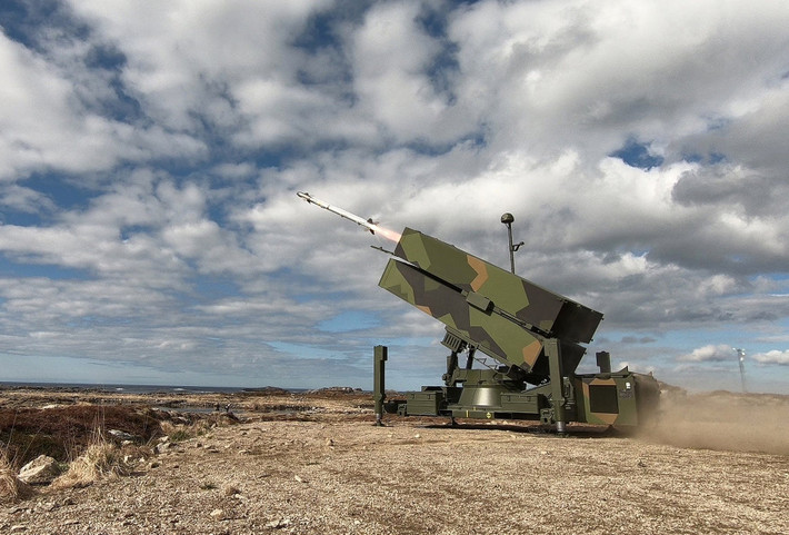 Ngày 1/7, Mỹ thông báo sẽ sớm đưa hai hệ thống tên lửa đất đối không NASAMS do hãng Raytheon của Mỹ và Kongsberg của Na Uy thiết kế, có khả năng đánh chặn bất kỳ vật thể bay nào trong bán kính khoảng 25 km.