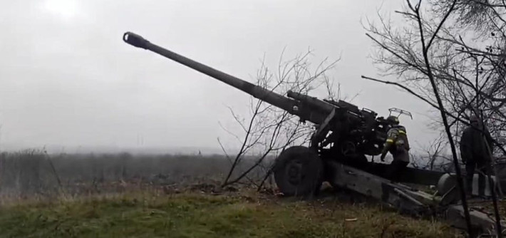 Trong 8 năm qua (từ 2014 đến nay), Nga chưa bao giờ kiểm soát hoàn toàn tỉnh Donetsk có nhiều người Nga sinh sống. Điều này cực kỳ bất lợi cho toàn bộ tình hình của Nga ở miền Đông Ukraine; vì vậy hiện tại quân đội Nga tập trung vào hướng Donetsk và Bakhmut đã trở thành một cái “cối xay thịt”.