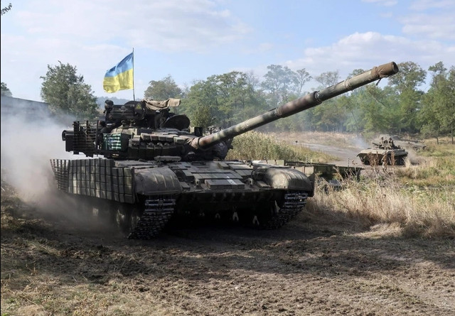 Nên nhớ vào thời điểm xung đột xảy ra, hàng nghìn xe tăng mà Quân đội Ukraine dự trữ, đã thực sự bị loại bỏ và chỉ có thể đưa đến bãi phế liệu. Khi đó Quân đội Ukraine có không quá 1.000 xe tăng tham chiến, và Quân đội Nga đã phá hủy một phần lớn số xe tăng trong hơn 50 ngày ném bom.
