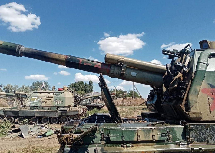 Phần lãnh thổ phía sau vùng Donbass của Nga có hệ thống đường sắt rất phát triển, giúp đảm bảo tốt công tác hậu cần chiến dịch, cũng như có thể phát huy hết lợi thế của pháo binh quân đội Nga. Hơn nữa, máy bay trinh sát chiến lược tầm cao của Mỹ, không thể vào Donbass để do thám.