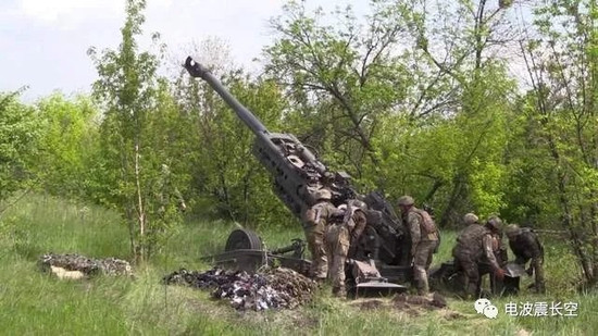 Mặc dù pháo M777A2 mà Quân đội Mỹ giao cho Ukraine không tháo dỡ hệ thống định vị vệ tinh GPS, nhưng nó thực sự vô dụng, vì không còn máy tính nhiệm vụ, để thực hiện chuyển đổi tọa độ và tính toán những sai số cho hệ thống định vị quán tính.