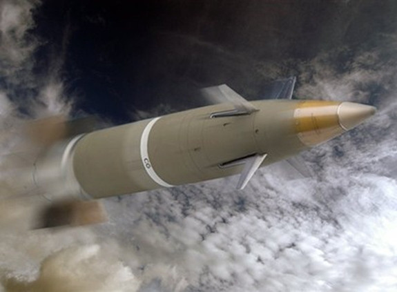 Đồng thời phiên bản M777A2 mà Mỹ viện trợ cho Ukraine, cũng mất khả năng sử dụng đạn dẫn đường bằng vệ tinh Excalibur. Nó thực sự chỉ có thể được sử dụng như một loại pháo xe kéo bình thường; ưu điểm duy nhất là nó nhẹ hơn các loại pháo kéo 155mm khác.