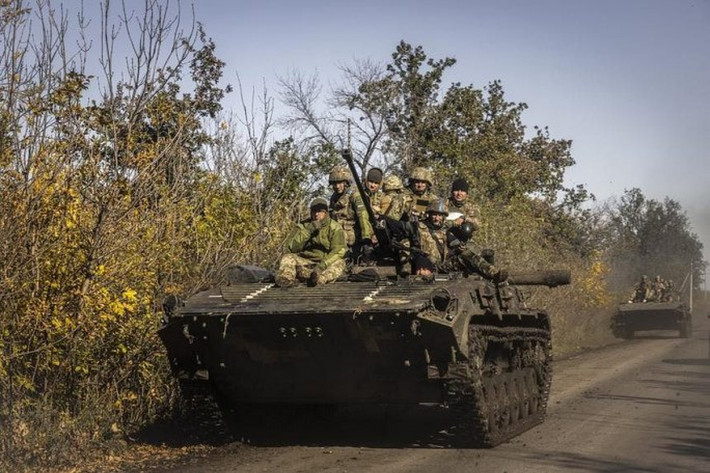 Chiến thắng của Ukraine trên hướng Kharkov không thể được coi là thành tích “quá lớn lao”, bởi vì quân đội Ukraine tập trung lực lượng và tỷ lệ sức mạnh là mười trên một. Cuối cùng, vì lý do tương tự, Quân đội Nga đã triệt thoái khỏi Kherson mà không bị tổn thất.