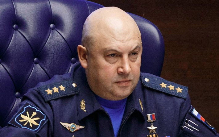 Khi tướng Surovikin được bổ nhiệm làm Tư lệnh chiến trường của Nga tại Ukraine, Quân đội Nga đã chuyển sang tấn công các cơ sở năng lượng của Ukraine. Trong bối cảnh thiếu năng lượng và các vấn đề kinh tế ở Ukraine, thì ưu thế sẽ phần lớn phụ thuộc vào kết quả của các trận chiến ở Donbass, đặc biệt là ở Bakhmut.