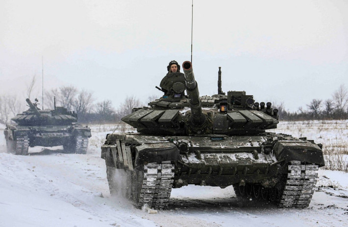 Thứ hai là do ở phía bắc khu vực Donbas, quân Ukraine đã không thiết lập một vị trí phòng thủ cố định, để ngăn chặn bước tiến của Quân đội Nga. Còn ở mặt trận phía nam, quân Nga cũng đẩy nhanh tốc độ tiến hành các chiến dịch quân sự.