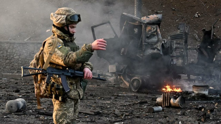 Tại Donetsk và Luhansk ở mặt trận phía đông, do phía Ukraine đã thiết lập các vị trí phòng thủ cố định dọc "Đường giới tuyến" từ năm 2014, Quân đội Nga tuy có tiến bộ, nhưng cuộc chiến diễn ra rất ác liệt.