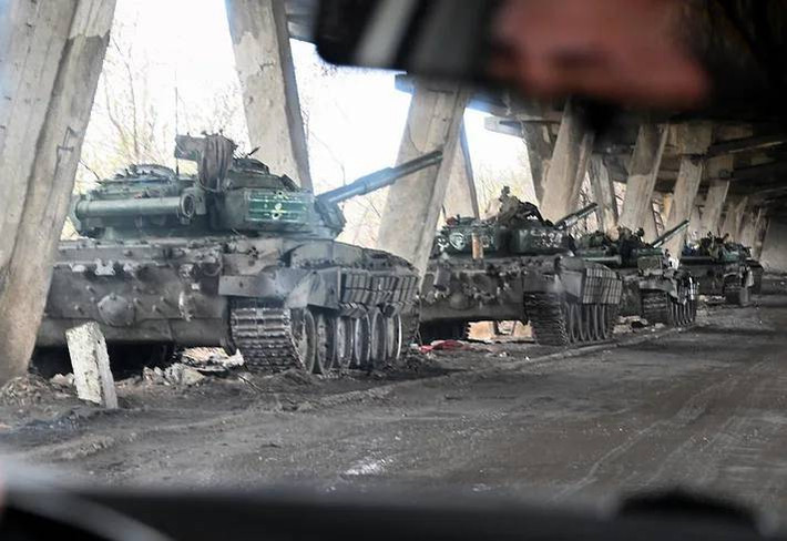 Lý do là bởi lãnh thổ Ukraine, có quá ít trục đường để di chuyển, nên Quân đội Nga không có lựa chọn nào khác, là phải chọn các trục đường để tiến quân, vì xung quanh đều là bùn lầy, xe cơ giới không thể di chuyển.